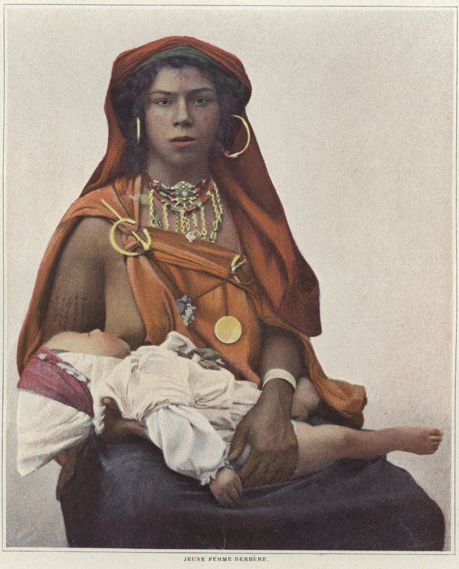 Egy fiatal berber nő szoptatja a babáját alkotó: French Photographer