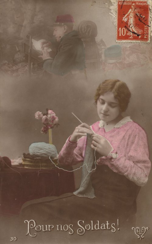 Egy fiatal nő köt, miközben a katonájára gondol, aki levelet ír haza (színezett fotó) alkotó: French Photographer