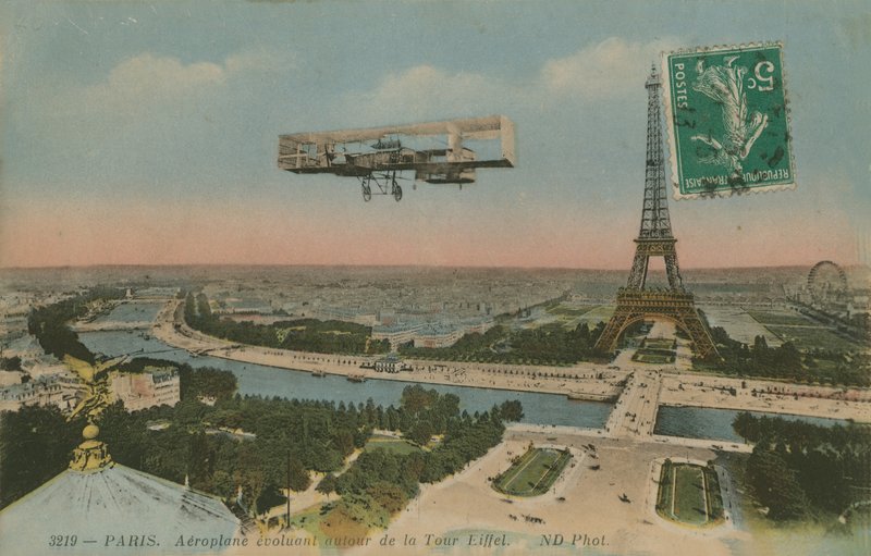 Repülőgép köröz az Eiffel-torony körül Párizsban, Franciaországban. 1913-ban feladott képeslap. alkotó: French Photographer