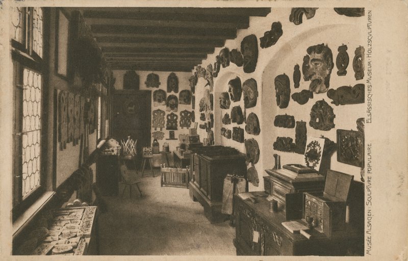 Elzászi Múzeum faszobrokkal. 1913-ban feladott képeslap. alkotó: French Photographer