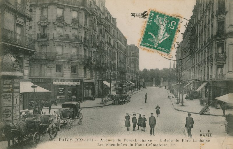 Avenue du Pere-Lachaise Párizs 20. kerületében, Franciaországban. Utcai kilátás a Pere Lachaise temető bejáratával és a krematórium kéményeivel. 1913-ban feladott képeslap. alkotó: French Photographer
