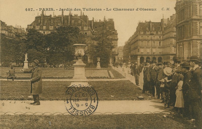 Madárbűvölő a Jardin des Tuileries-ban, Párizsban. 1913-ban feladott képeslap. alkotó: French Photographer
