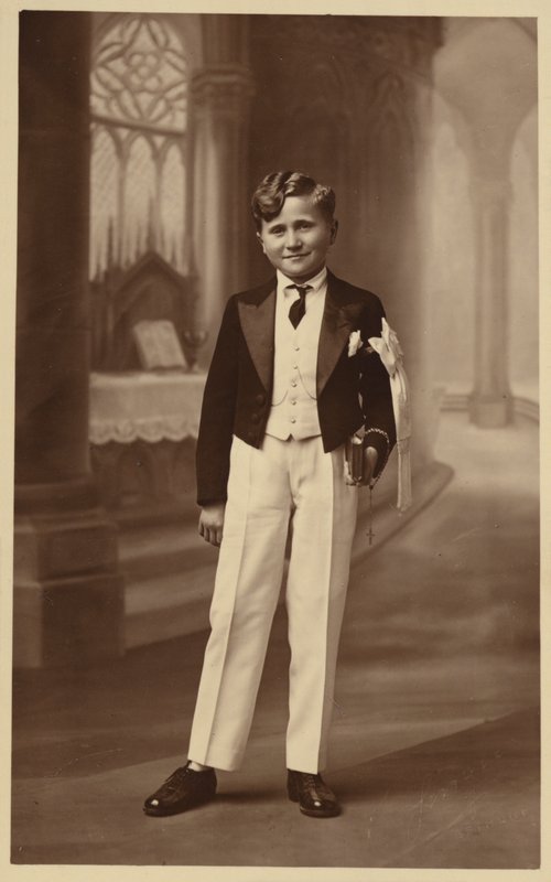 Elsőáldozó fiú alkotó: French Photographer