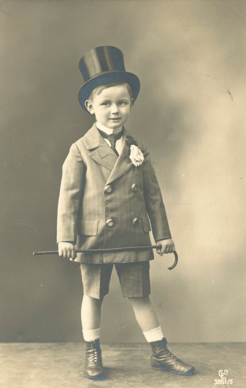 Fiú kétsoros öltönyben, cilinderben és bottal alkotó: French Photographer