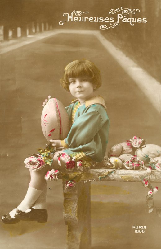 Fiú húsvéti tojással alkotó: French Photographer