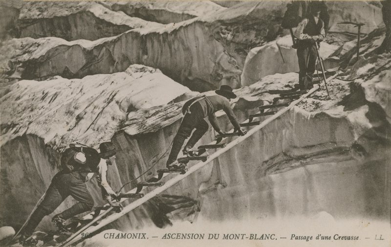 Chamonix - a Mont Blanc felemelkedése. Egy résen elhaladó hegymászók. 1913-ban feladott képeslap. alkotó: French Photographer
