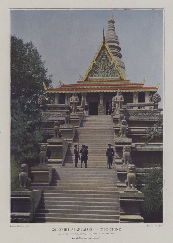 Őrségváltás a párizsi Exposition Universelle 1900 indokínai részlegében a buddhista templomban (színes fotó) alkotó: French Photographer