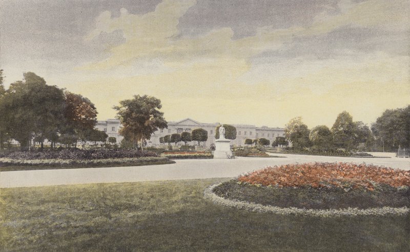 Compiegne, a palota homlokzata a kis parkban alkotó: French Photographer