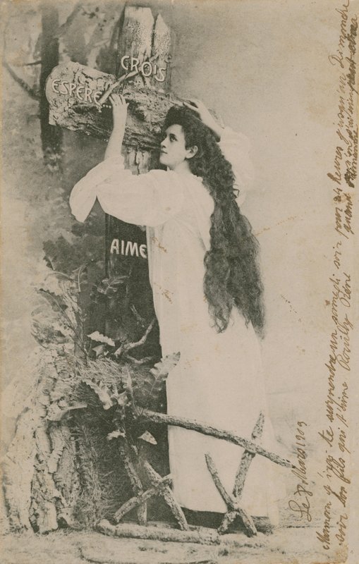 Crois Espere Aime (Believe Hope Love). 1913-ban feladott képeslap. A jobb szélén található kézírás személyes üzenet a családtagok között. alkotó: French Photographer