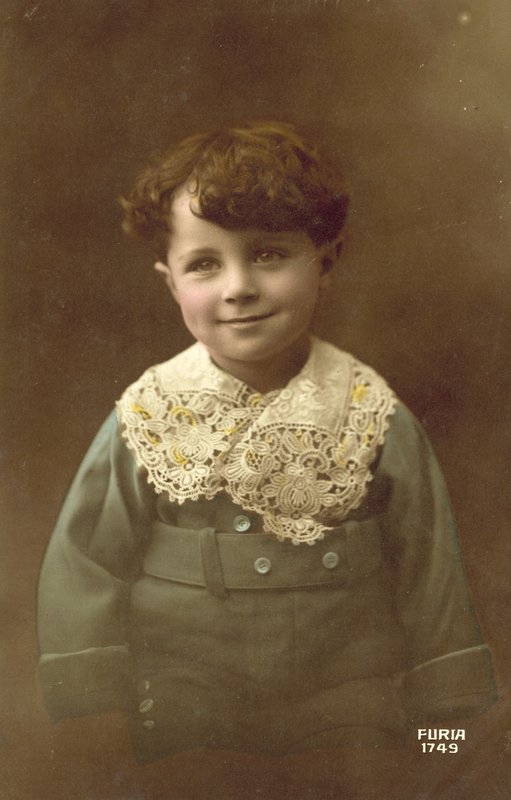 Aranyos fiú, széles mosollyal (színes fotó) alkotó: French Photographer