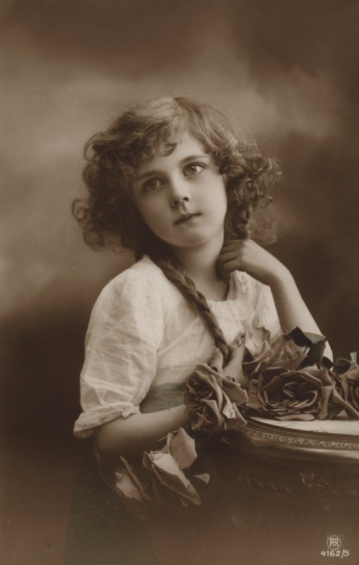 Aranyos lány rózsákkal alkotó: French Photographer