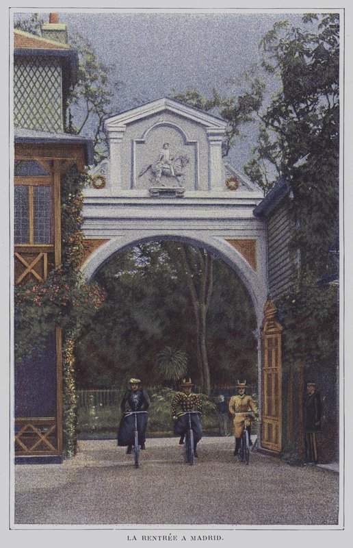Kerékpárosok utazás után visszatérnek a párizsi Bois de Boulogne-ban található Chateau de Madridba (színes fotó) alkotó: French Photographer