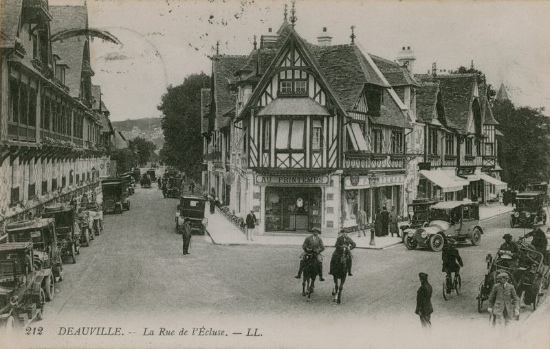 Deauville, La Rue de lEcluse. 1913-ban feladott képeslap. alkotó: French Photographer