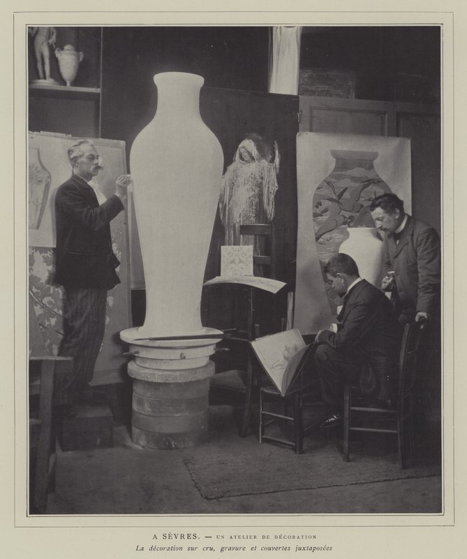 Dekorációs műhely a Sevres-i porcelángyárban, Franciaország (f/w fotó) alkotó: French Photographer