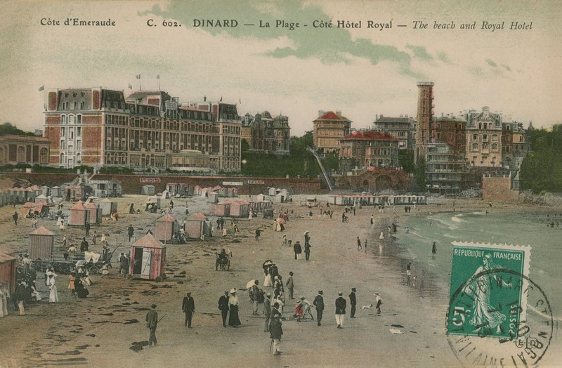 Dinard - a tengerpart és a Royal Hotel. 1913-ban feladott képeslap. alkotó: French Photographer