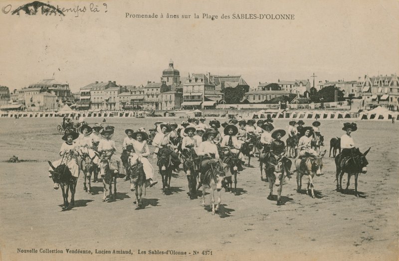 Szamárlovaglás a nyugat-franciaországi Les Sables-dOlonne tengerpartján. 1913-ban feladott képeslap. alkotó: French Photographer