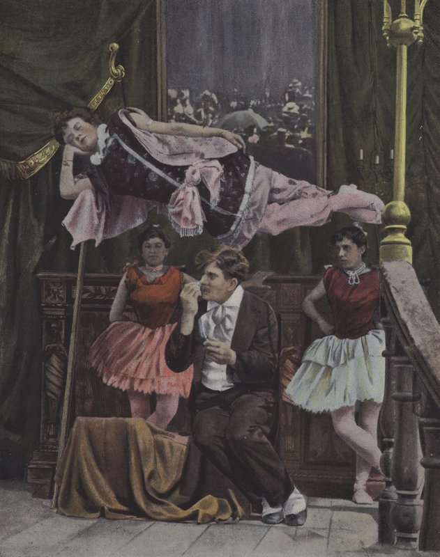 Vásári szórakoztatók a színpadon (színes fotó) alkotó: French Photographer