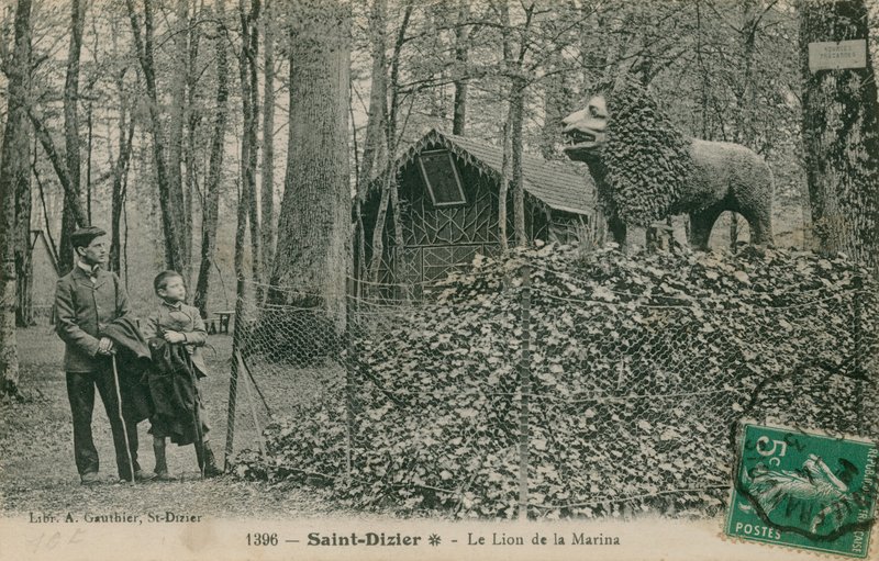 Apa és fia oroszlánszobrot néz Saint Dizierben. 1913-ban feladott képeslap. Kiadó: A Gauthier könyvtára. alkotó: French Photographer