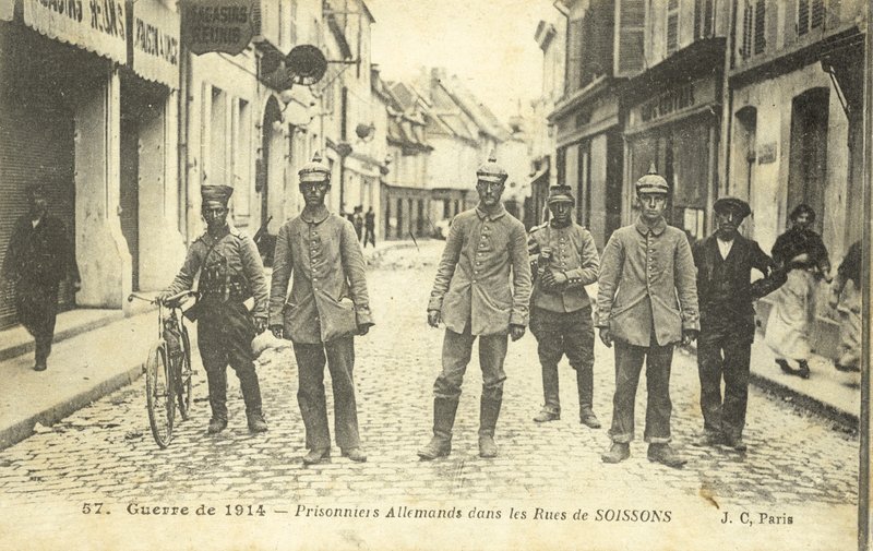 Német foglyok Soissons utcáin, Franciaország, I. világháború (f/w fotó) alkotó: French Photographer