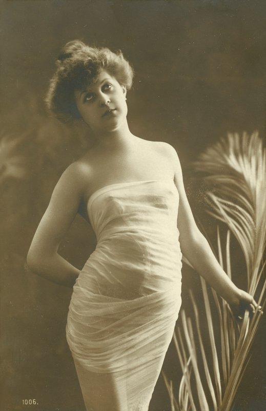 Lány, lepedővel letakarva, vágyakozó arckifejezéssel alkotó: French Photographer