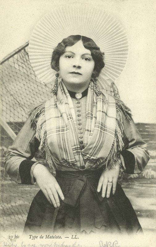 Matalotnak öltözött lány (színes litó) alkotó: French Photographer