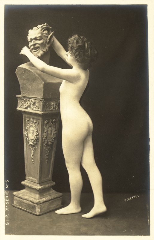 Lány testharisnyában, figyelve a szatír mellszobra alkotó: French Photographer