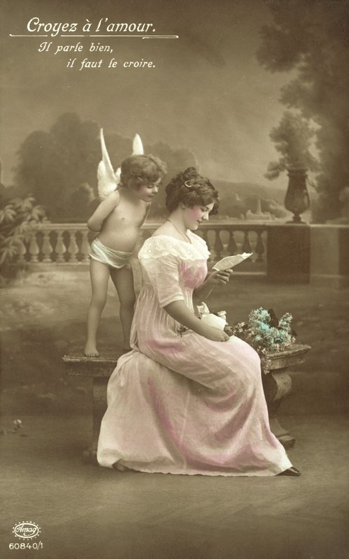 Lány szerelmes levelet olvas, Ámor a válla fölött néz alkotó: French Photographer