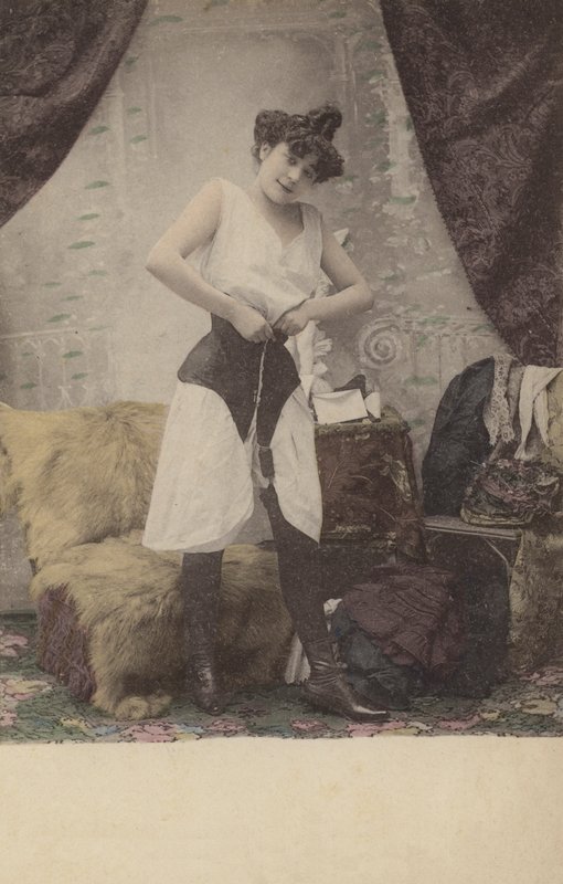 Lány feloldja a fűzőjét alkotó: French Photographer