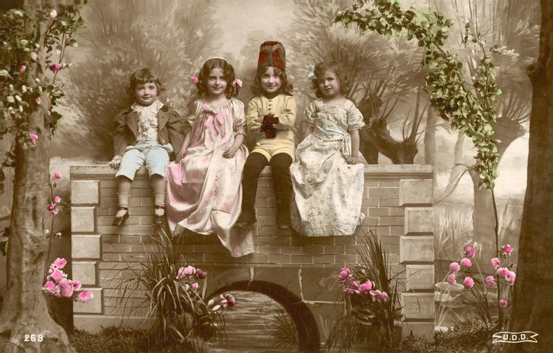 Lányok és fiúk ülnek a híd szélén alkotó: French Photographer