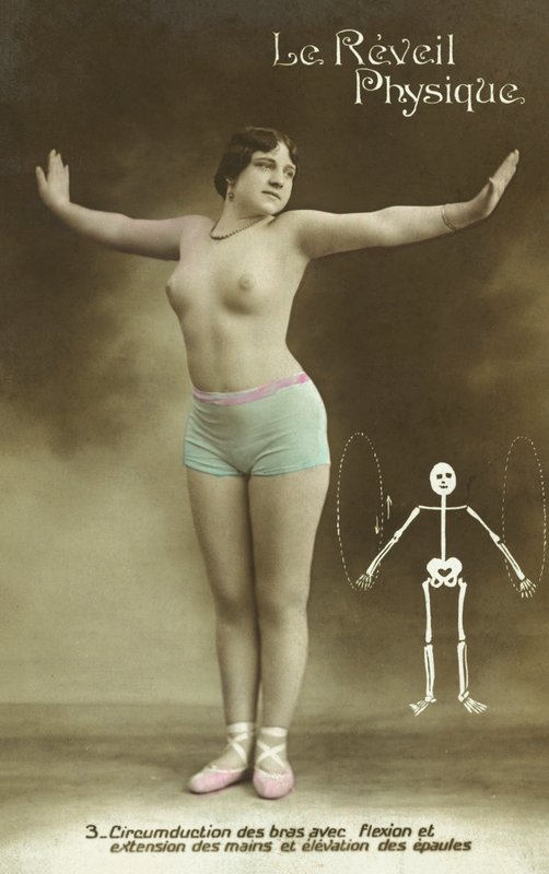 Félmeztelen nő gyakorlatokat végez (színes fotó) alkotó: French Photographer