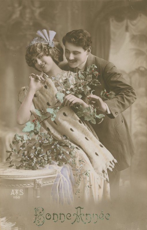 Boldog újévet üdvözlőlap romantikus párral fagyöngyöt tartó 1913-as (kézzel színezett fénykép) alkotó: French Photographer