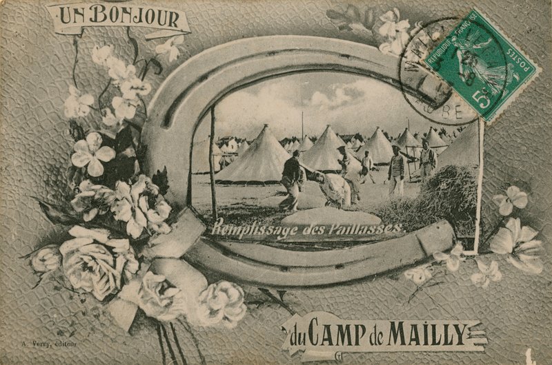 Üdvözlet a Camp de Mailly-ból - szalmamatracok töltésére. 1913-ban feladott képeslap. alkotó: French Photographer