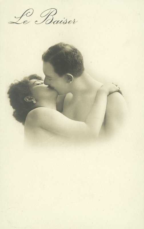 Csókolózó pár alkotó: French Photographer