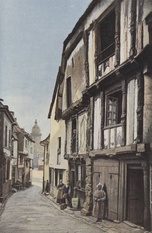 Lamballe, a templomhoz vezető utca alkotó: French Photographer