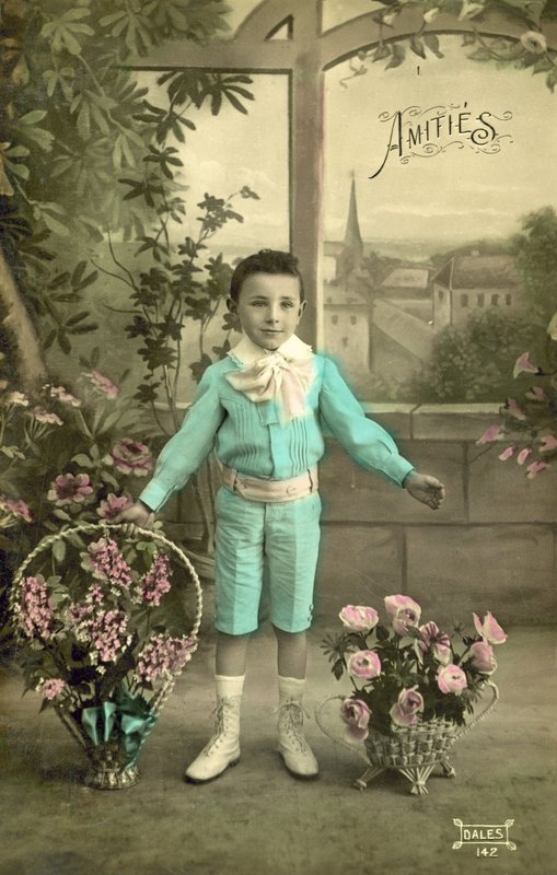 Kisfiú kékben (színes fotó) alkotó: French Photographer