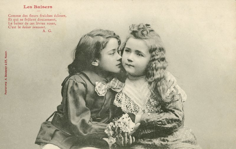 Kisfiú megcsókol egy kislányt (f/w fotó) alkotó: French Photographer