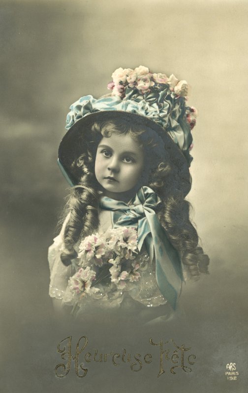 Kislány nagy kalapban (színes fotó) alkotó: French Photographer