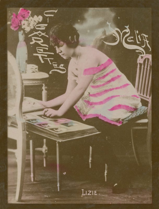 Lizie, lány fényképalbummal alkotó: French Photographer