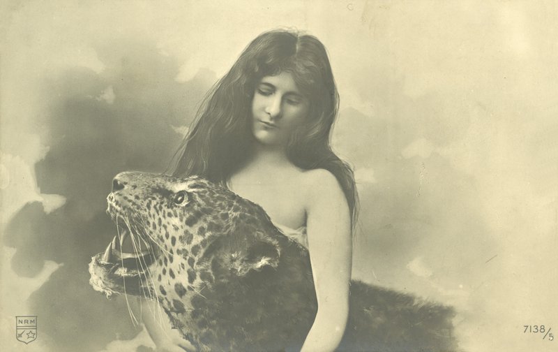 Hosszú hajú lány kitömött leopárddal (f/w fotó) alkotó: French Photographer