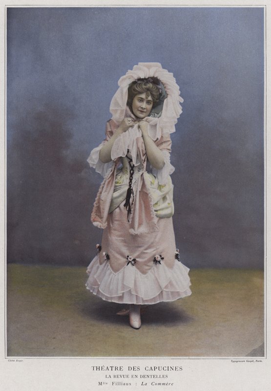 Mademoiselle Filliaux mint La Commere a La Revue des Dentelles-ben (színes fotó) alkotó: French Photographer