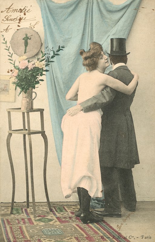 Férfi cilinderben félig öltözött nőt karolva alkotó: French Photographer