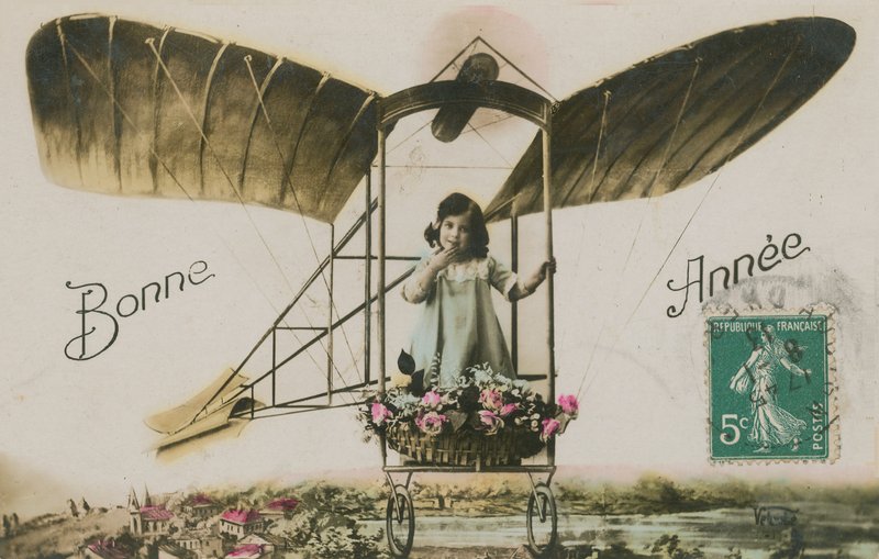 Repülőgépes lány újévi üdvözlőlapja, 1913 (kézzel színezett fotó) alkotó: French Photographer