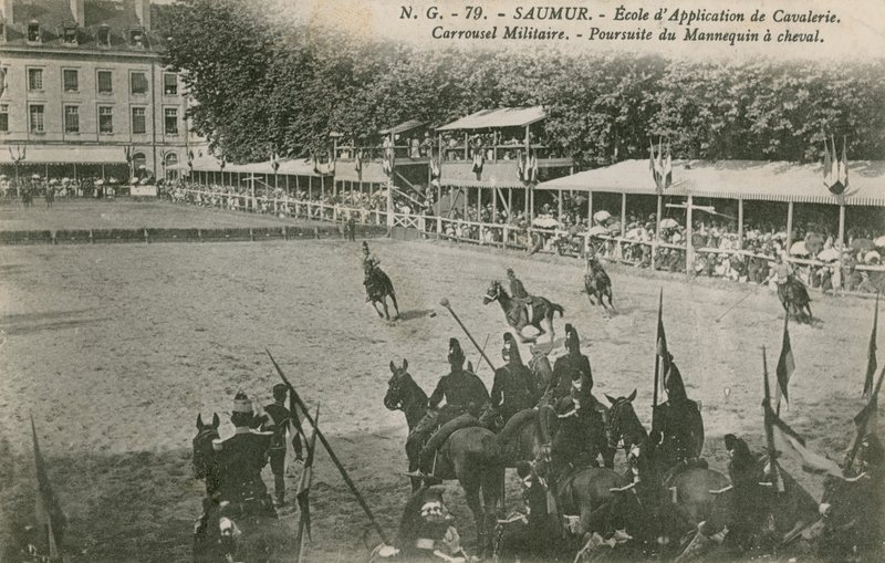Felvonulás a Saumuri lovassági iskolában. 1913-ban feladott képeslap. alkotó: French Photographer