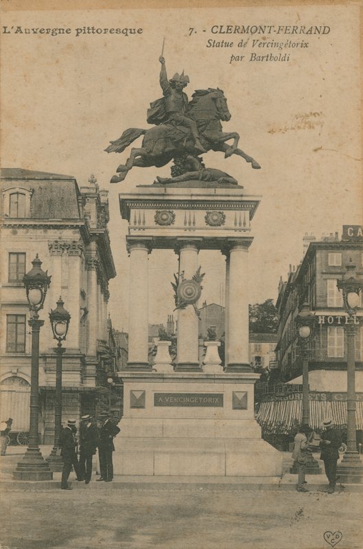 A festői Auvergne - Vercingetorix szobra Bartholditól Clermont-Ferrandban. 1913-ban feladott képeslap. alkotó: French Photographer