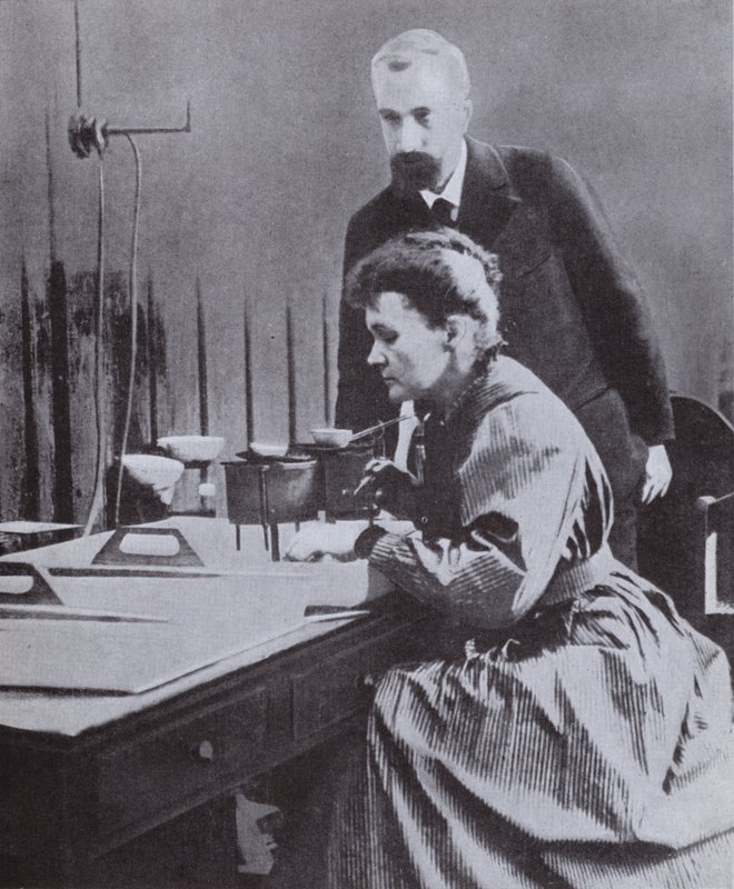 Pierre és Marie Curie, a rádium felfedezői a Párizsi Egyetem laboratóriumában, 1898 alkotó: French Photographer