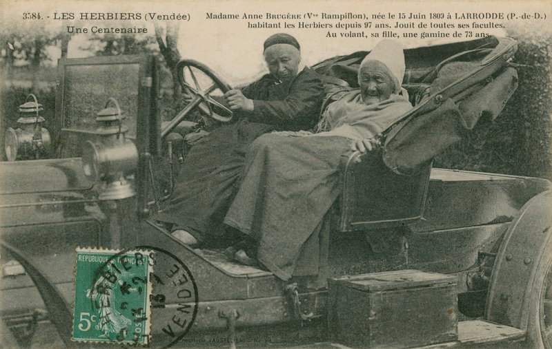 Madame Anne Brugere képeslapja egy autóban 73 éves lányával, Les Herbiers-szel, 1913-ban. alkotó: French Photographer