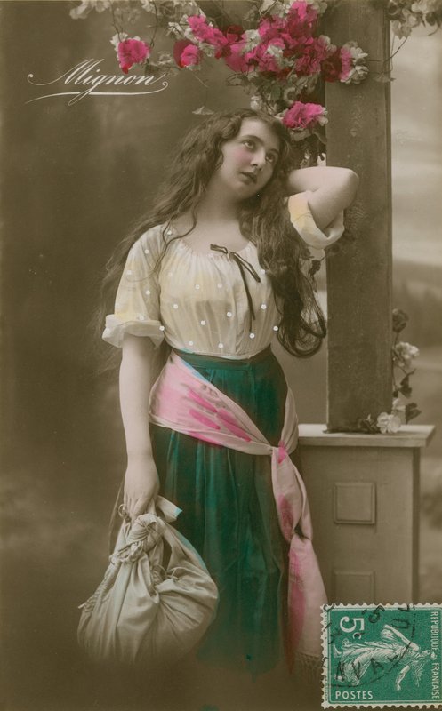 Mignoni képeslap, 1913-ban (kézzel színezett fotó) alkotó: French Photographer