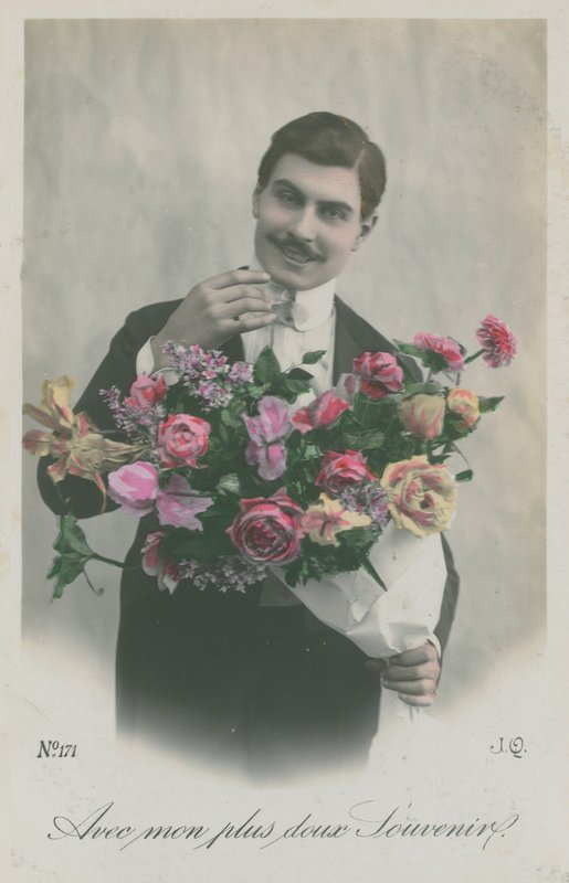 Virágcsokrot tartó férfi képeslapja, 1913-ban (kézzel színezett fotó) alkotó: French Photographer