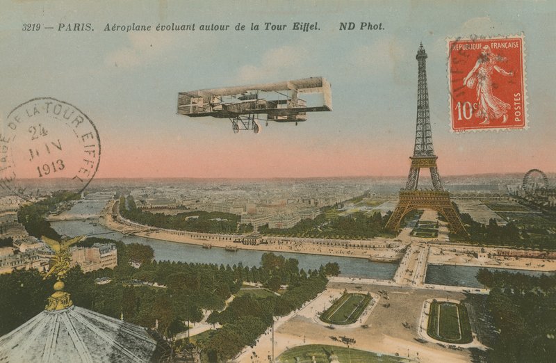 Az Eiffel-torony körül köröző repülőgépről készült képeslap, 1913-ban (kézzel színezett fotó) alkotó: French Photographer