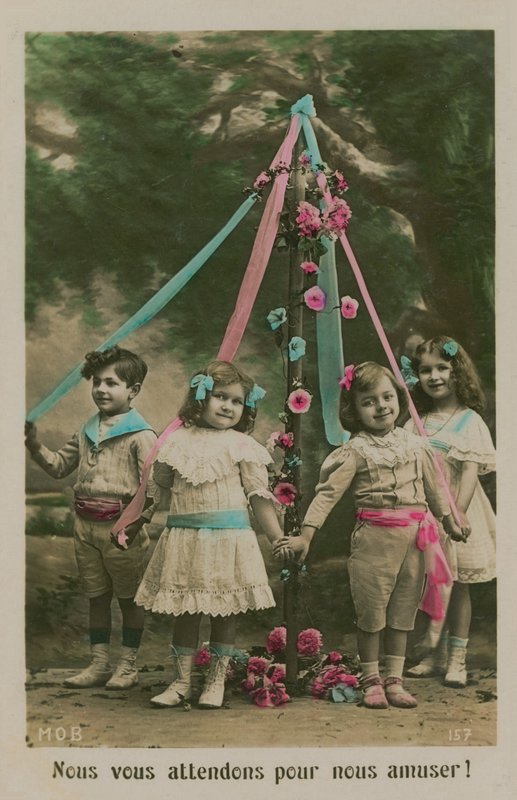 Májusfa körül álló gyerekek képeslapja, 1913-ban (kézzel színezett fotó) alkotó: French Photographer